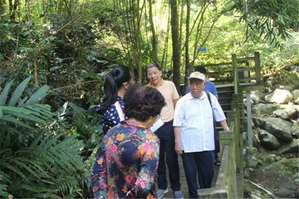 唐院士聽取五指山國家級自然保護區(qū)情況介紹（壓縮） .JPG